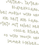 Grafischer Text in kindlicher Handschrift: "Saiten-, Tasten, Bläserklang, bei MuBigs wird uns die Zeit nie lang. Stets mit dabei der coole Biber, so wird Musik uns immer lieber."